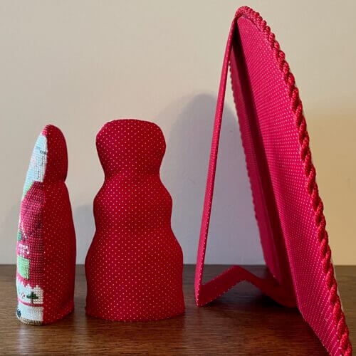 Side and back views of easel and doll